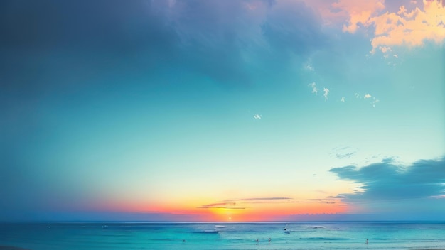 Um pôr do sol sobre o oceano com um céu azul e nuvens