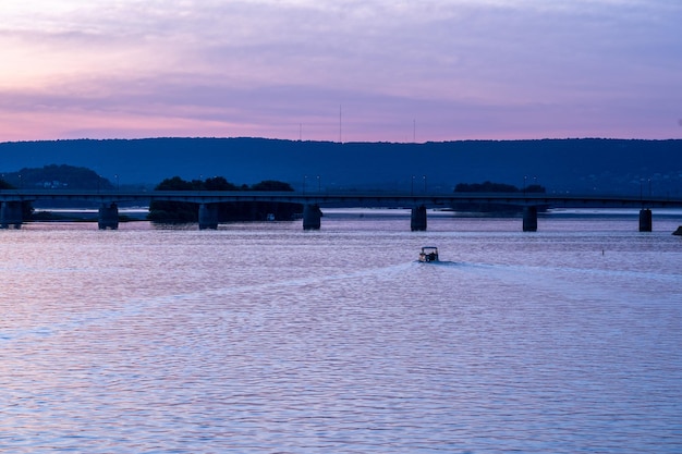 Foto um pôr-do-sol sobre o rio susquehanna em harrisburg