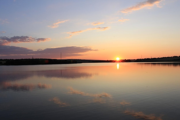 Um pôr-do-sol sobre um lago