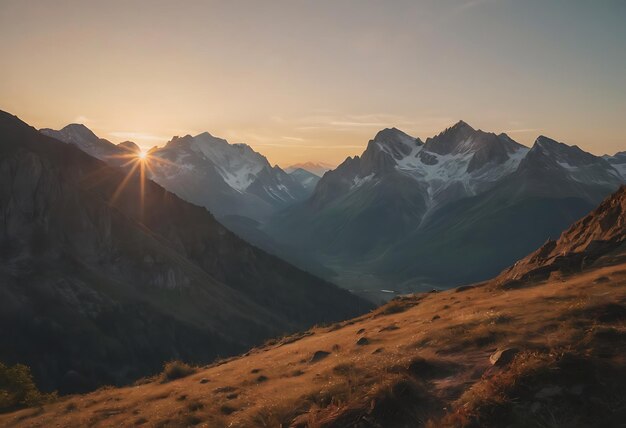 um pôr-do-sol sobre um vale de montanha com o sol brilhando através das nuvens