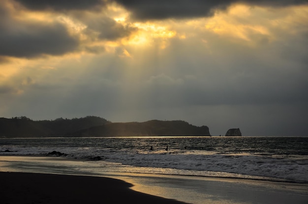 Um pôr-do-sol tempestuoso na praia