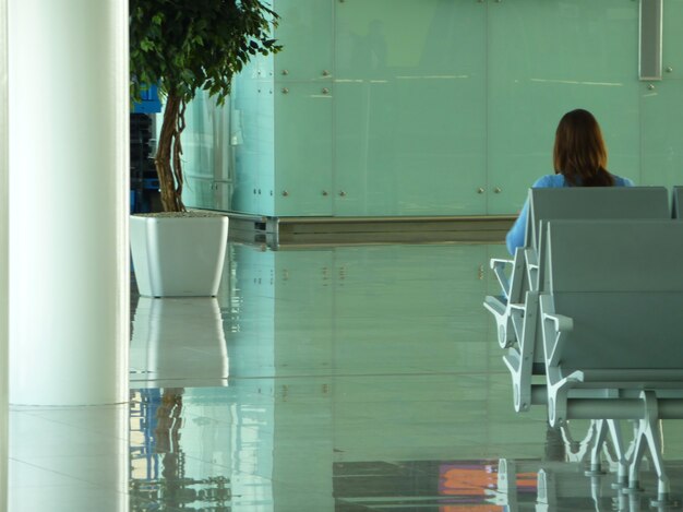 Foto um portão de embarque em um grande aeroporto internacional