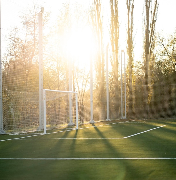 Um portão de gol em um campo de futebol ao ar livre em um dia de verão