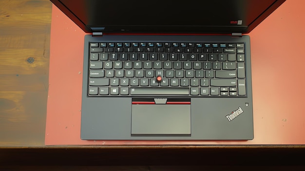 Foto um portátil com um adesivo que diz que está aberto