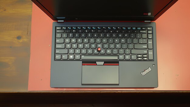 Foto um portátil com um adesivo que diz que está aberto