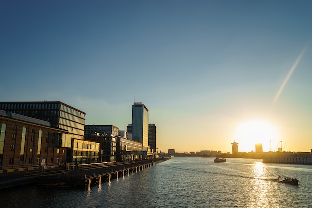 Um porto de cruzeiros vazio em amsterdã