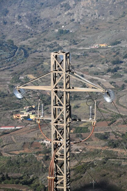 Um poste de eletricidade em uma montanha em Tenerife, Espanha