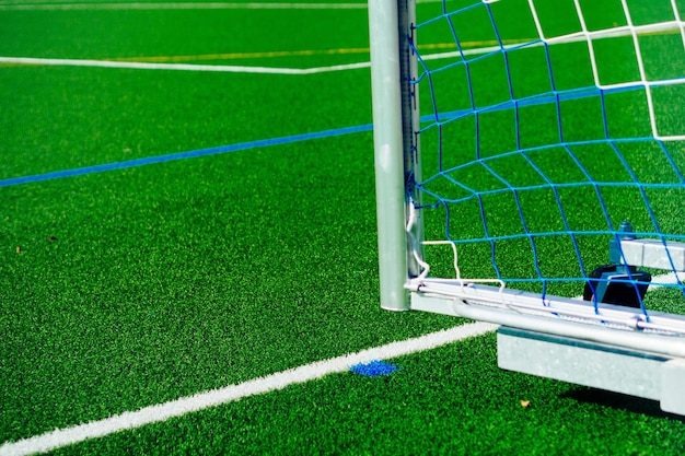 Foto um poste de gol cortado em um campo de futebol