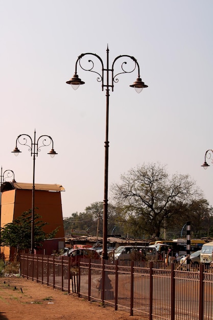 Um poste de luz na estrada Badami