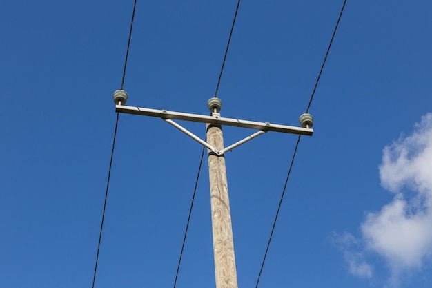 Um poste elétrico de madeira antiquado com fios