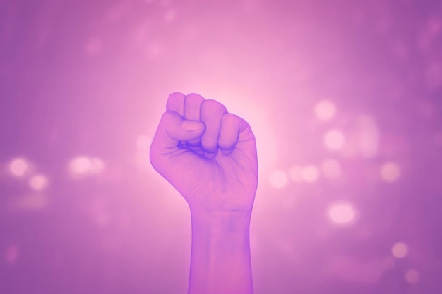 Um pôster de mão feminina em fundo roxo xA