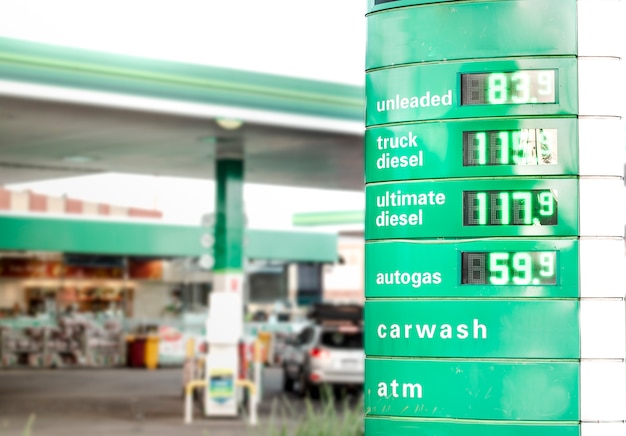 Um posto de gasolina com preços baratos de combustível