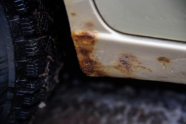 Foto um pouco de ferrugem na parte inferior do peitoril do carro inchaço na pintura
