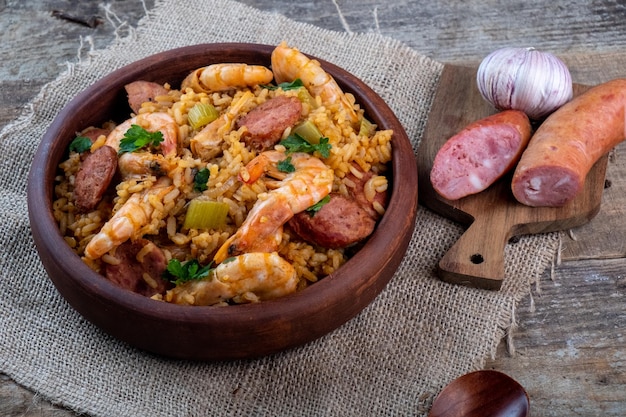 Um prato clássico da culinária cajun é a jambalaya com camarão e linguiça.