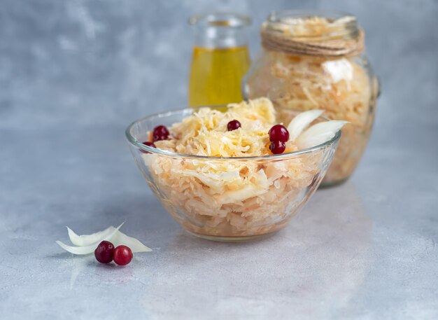 Um prato com chucrute. É um produto fermentado saudável.