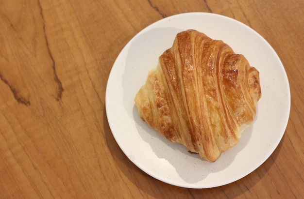 Um prato com croissants e um prato com um que diz croissant