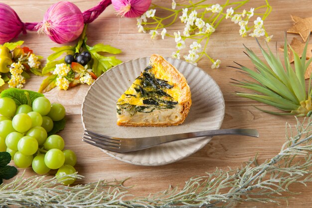 Um prato com espinafre e quiche de ovo e um verde ao redor do prato