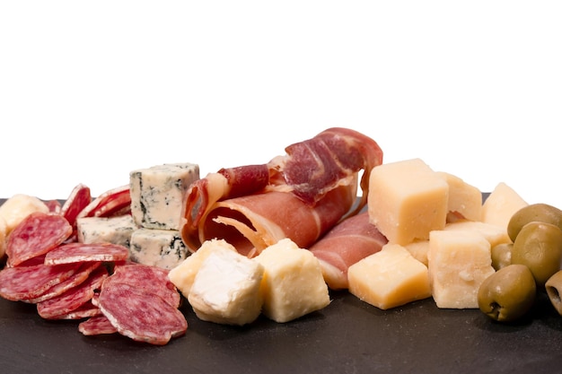 Um prato com lanches para vinho azeitonas de queijo salame jamon isolado em um fundo branco