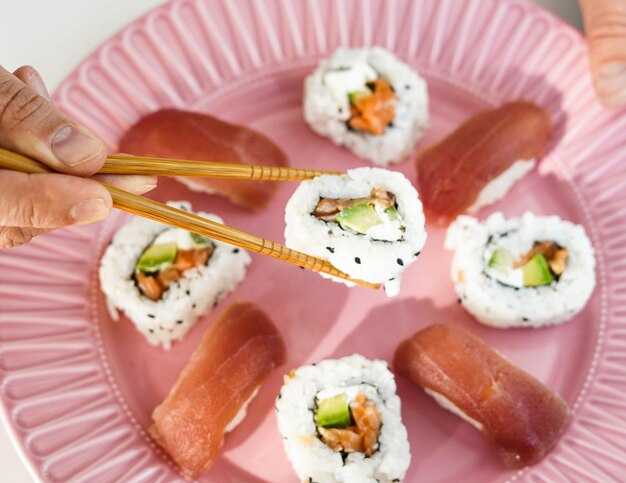 Um prato com pedaços variados de sushi