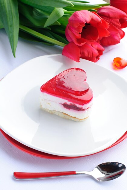 Foto um prato com um pedaço de bolo em forma de coração