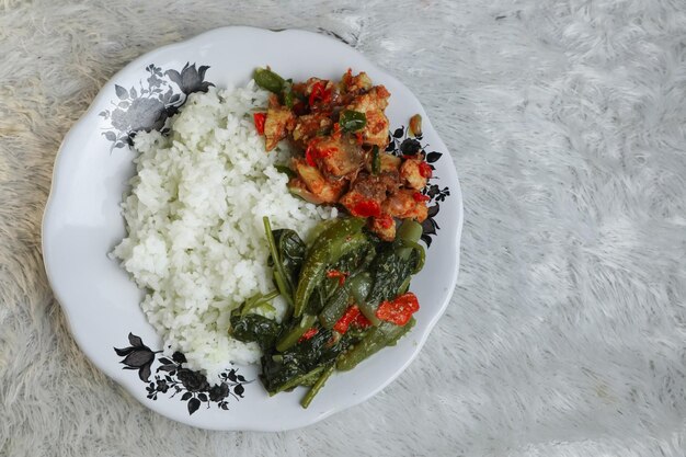 Um prato de arroz com um prato de sampel de stingray e lodeh de vegetais típico do Lombok indonésio