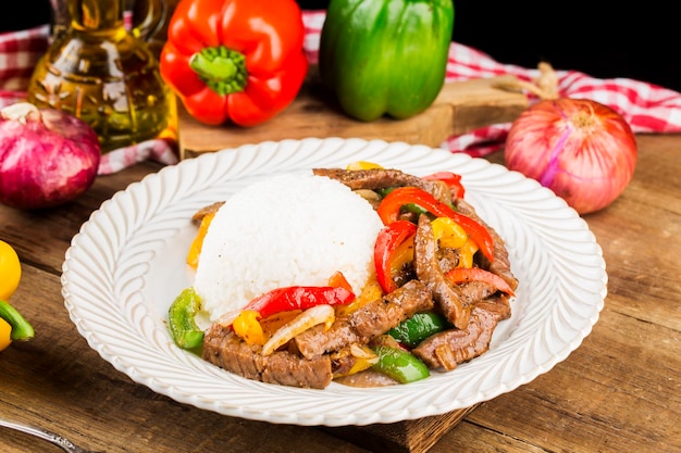 Um prato de arroz de carne frita com pimenta verde