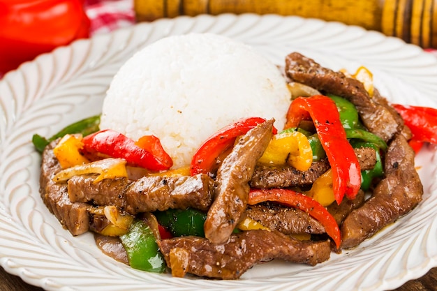 Um prato de arroz de carne frita com pimenta verde