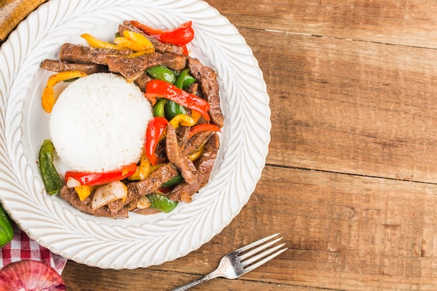 Um prato de arroz de carne frita com pimenta verde