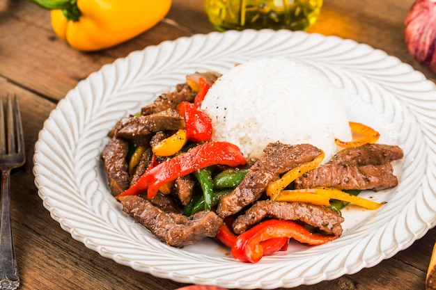Um prato de arroz de carne frita com pimenta verde