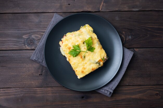 Um prato de batatas e legumes com queijo