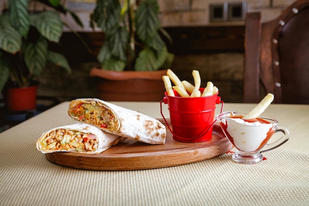 Um prato de batatas fritas e uma chávena de café na mesa