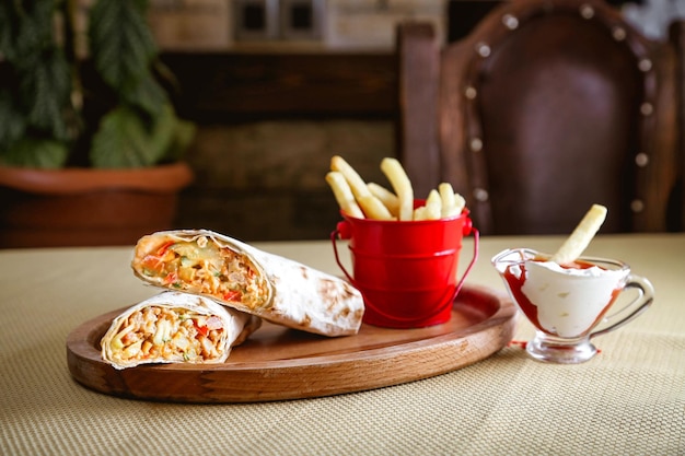 Um prato de batatas fritas e uma chávena de café