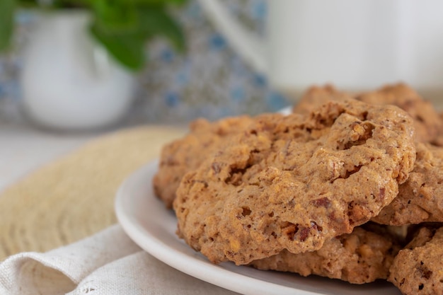 Um prato de biscoitos Caprichos de Santiago com uma planta ao fundo