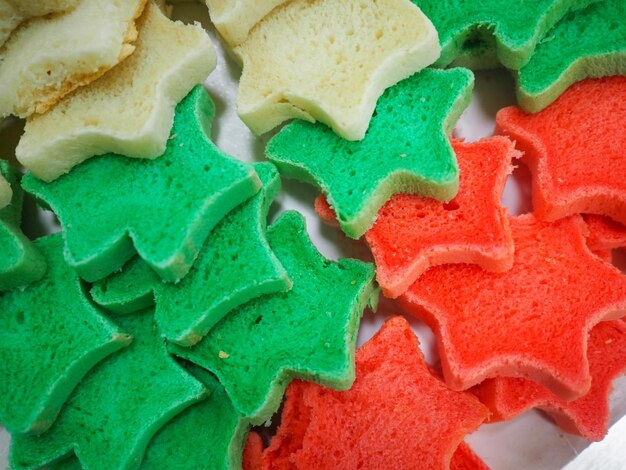 Um prato de biscoitos com cores diferentes da bandeira neles.