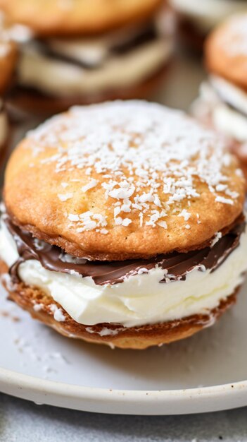 Foto um prato de biscoitos com creme e cobertura de chocolate