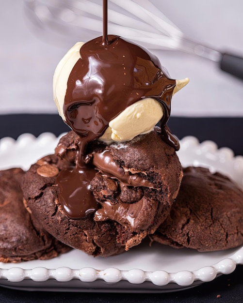 Um prato de biscoitos de chocolate com uma bola de sorvete de baunilha por cima.