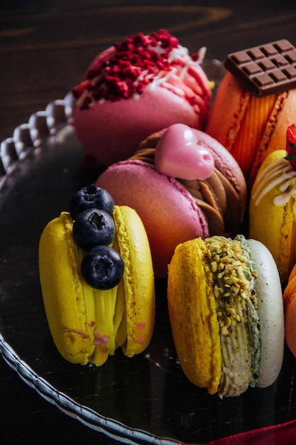 Foto um prato de biscoitos e chocolates