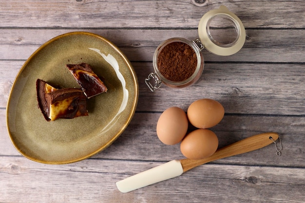 Um prato de bolo de chocolate com uma colher ao lado