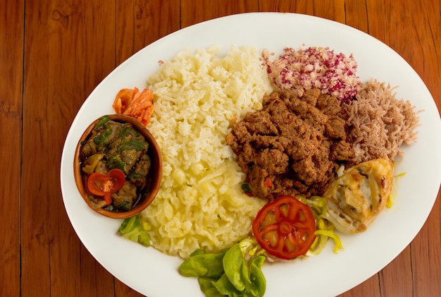 Um prato de comida com arroz e um prato de carne.