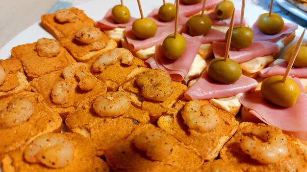 Foto um prato de comida com carnes, queijo e presunto