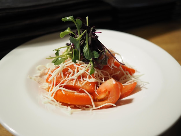 Um prato de comida com salada e legumes