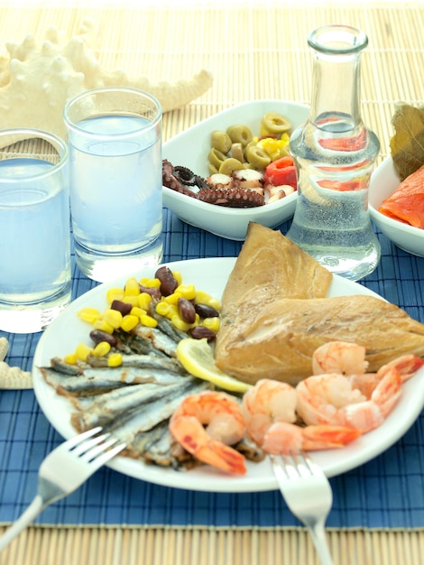 Foto um prato de comida com um garfo e uma tigela com água