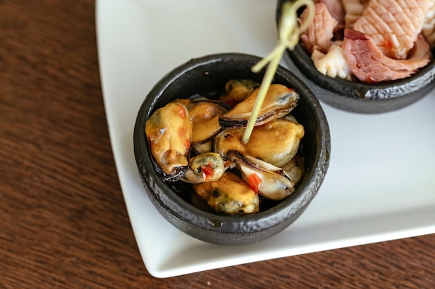 Um prato de comida com um prato de comida que diz ostras.