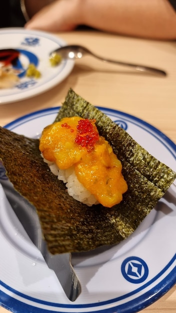 Foto um prato de comida com um prato de comida