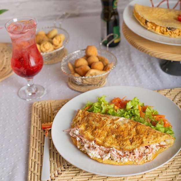 Foto um prato de comida com um prato de omelete e uma salada.