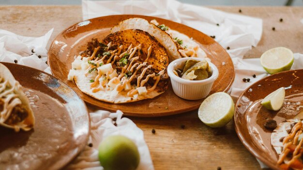 Foto um prato de comida com um sanduíche e um lado de picles