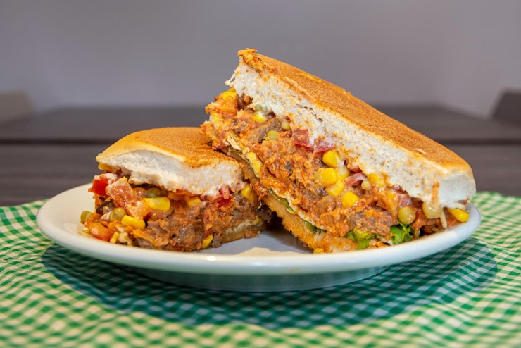 Foto um prato de comida que tem um sanduíche nele