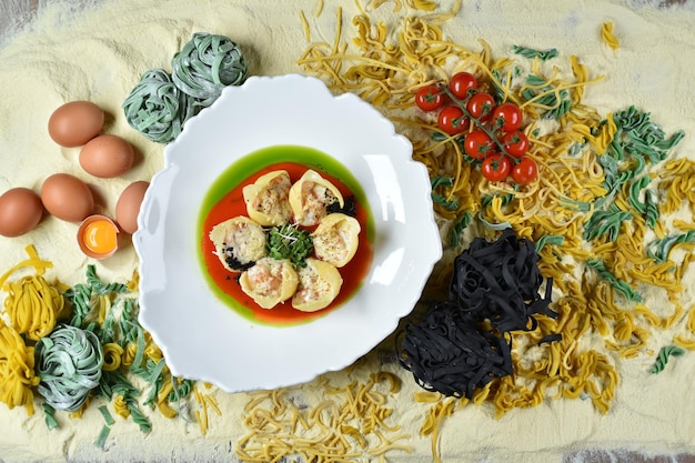 Um prato de cozinha italiana conchiglioni com camarão coquetel em um prato branco