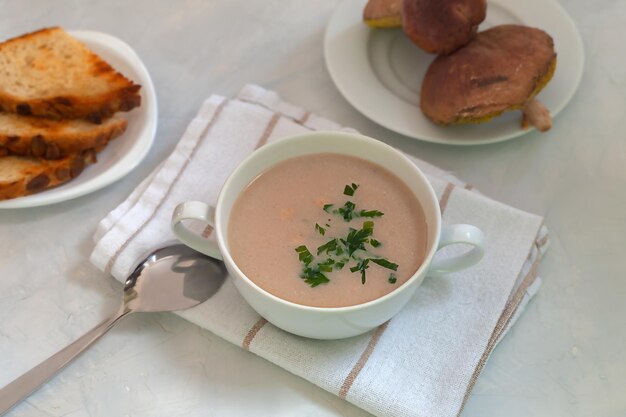 Um prato de deliciosa sopa de creme de cogumelos caseira fresca