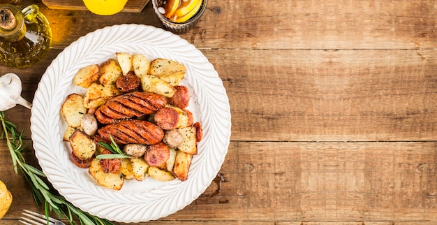 Um prato de deliciosas batatas e linguiça assada